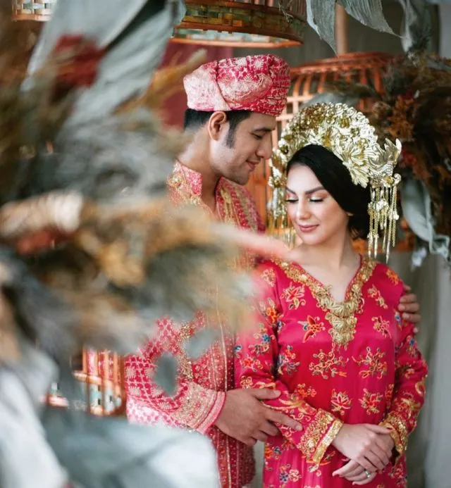 10 Foto Artis Prewedding dengan Riasan Adat Sumatera. Nggak Kalah dari Ammar Zoni dan Irish Bella! 15