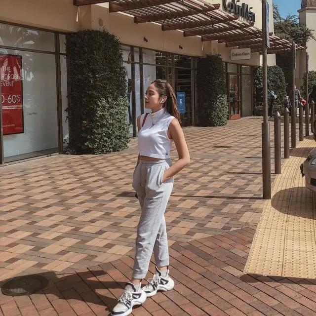 8 Pose Ala Selebgram ini Bisa Ditiru Biar Foto OOTD Nggak Lagi Kaku. Yuk Praktik Sama Fotografermu! 11