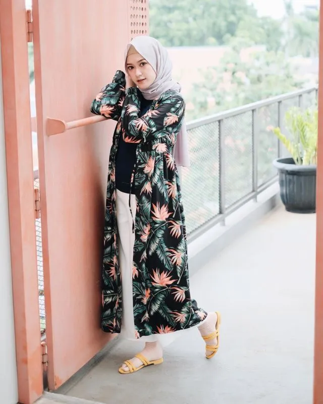 9 Ide Mix n' Match Busana Hijab Serba Bunga. Sempurna Nih, Buat Silaturahmi Sama Keluarga 11