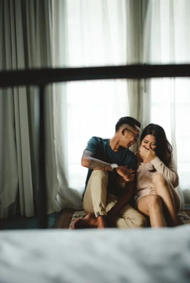10 Foto Prewedding Indoor Ala Rumahan yang Elegan 16