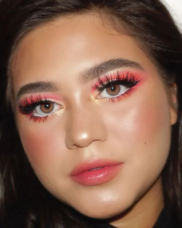 10+ Inspirasi Make-up Kilau 'Pelangi' ala Sarah Ayu. Warna-warni Meriahnya Bikin Silau! 22