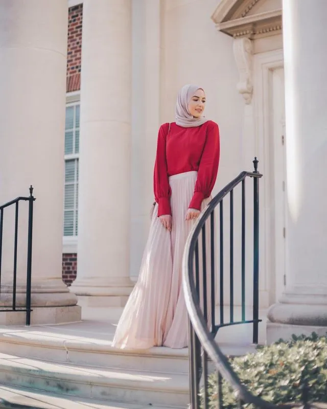 10 Inspirasi Hijab Nuansa Netral Ala Leena Asad, Lifestyle Blogger Palestina-Amerika yang Gayanya Super Elegan 21