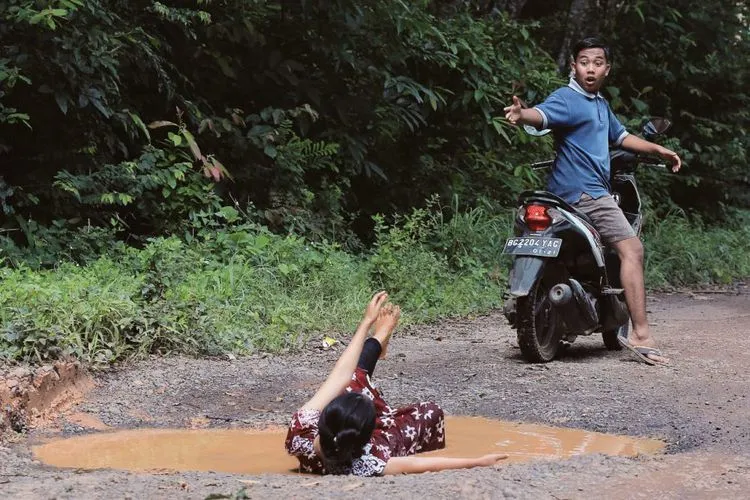 Protes Jalan Rusak dan Berlubang, Anak-anak Muda Berpose di Dalam Lumpur. Kritikan yang Efektif Nih! 12
