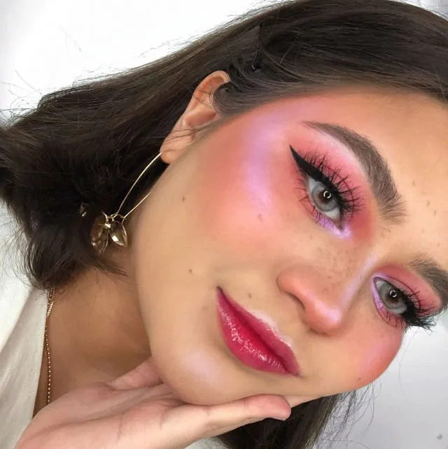 10+ Inspirasi Make-up Kilau 'Pelangi' ala Sarah Ayu. Warna-warni Meriahnya Bikin Silau! 18