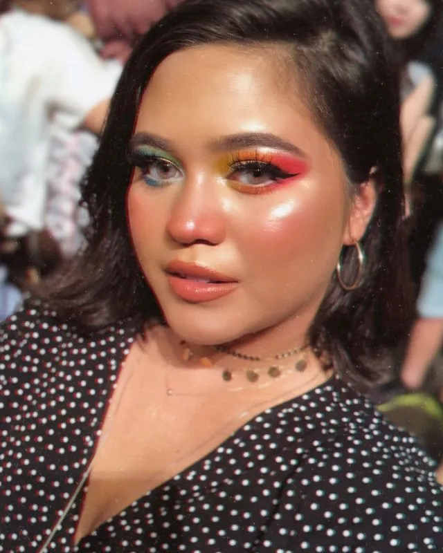 10+ Inspirasi Make-up Kilau 'Pelangi' ala Sarah Ayu. Warna-warni Meriahnya Bikin Silau! 19