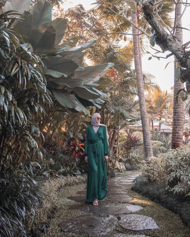 10 Inspirasi Hijab Nuansa Netral Ala Leena Asad, Lifestyle Blogger Palestina-Amerika yang Gayanya Super Elegan 22