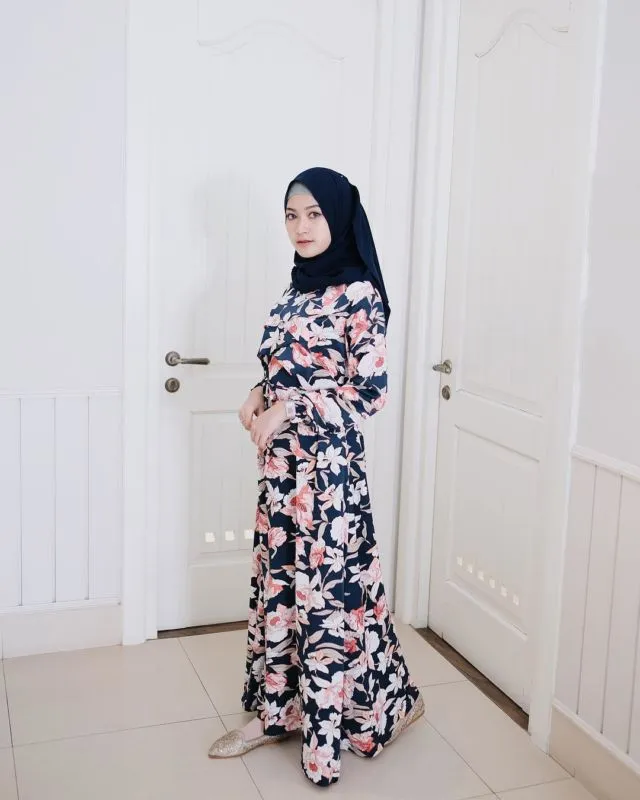 9 Ide Mix n' Match Busana Hijab Serba Bunga. Sempurna Nih, Buat Silaturahmi Sama Keluarga 18