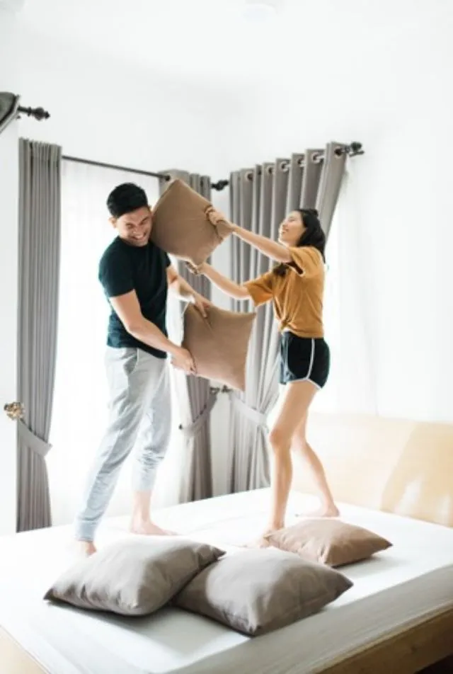 10 Foto Prewedding Indoor Ala Rumahan yang Elegan 13