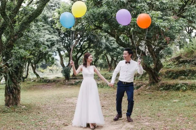 8 Properti ini Bisa Bikin Sesi Foto Prewedding Lebih Luwes. Nggak Biasa Berpose Pun Jadi Kelihatan Pantes 9