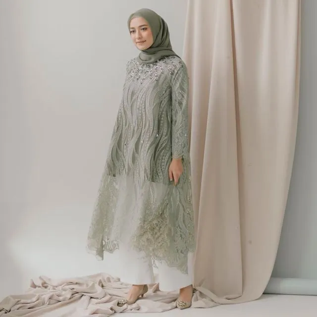 10 Inspirasi Model Baju Bukan Kebaya dari Kain Tule 12