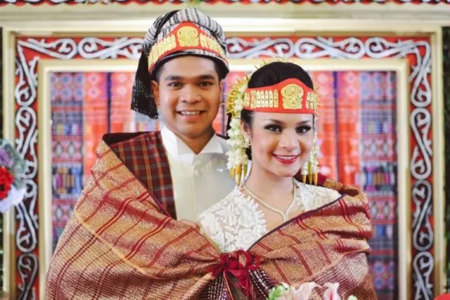 10 Potret Memukau Pengantin dari Pulau Sumatera. Pandangan Tak Bisa Beralih dari Indahnya Mahkota Mereka! 12