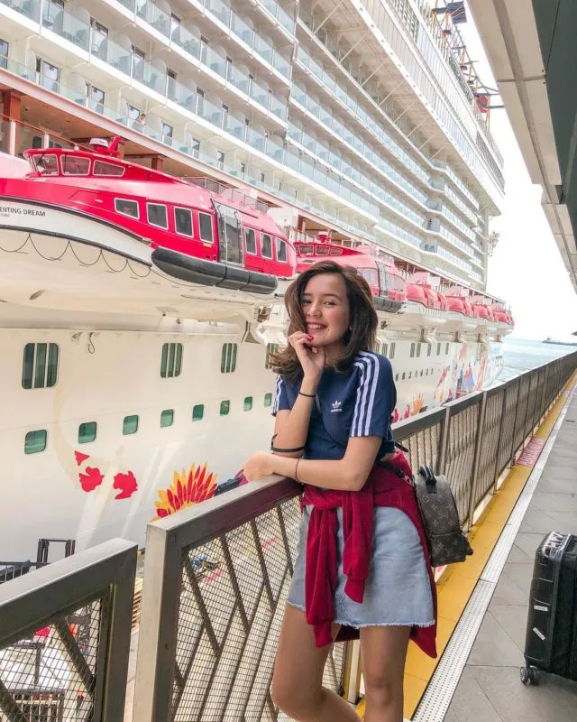 Inspirasi 12 Gaya Beby Tsabina Ini Cocok Buat Muda-mudi yang Pengen Stylish Tapi Nggak Berlebihan 24