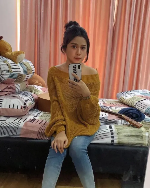 10 Ide Atasan Off Shoulder ala Selebgram yang Kecenya Kebangetan. Bikin Wajah Jadi Lebih Tirus Lo~ 15