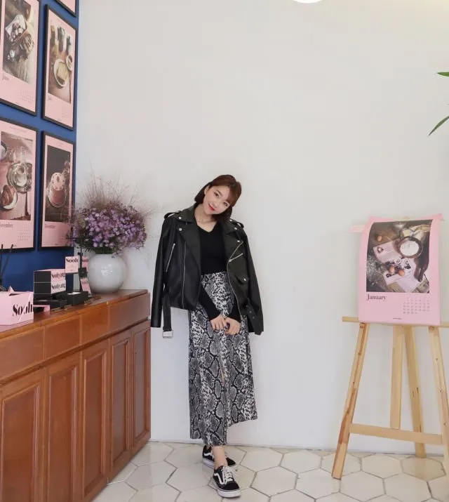 Inilah 12 Cara Padu Padan Baju Saat Pakai Sneakers Hitam Ala Sunny Dahye. Gaya Kasualnya Menawan Hati 21
