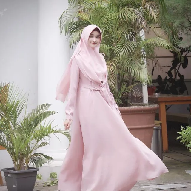 Inilah 12 Gaya Hijab Syar'i untuk Remaja Ala Bella Almira. Dipakai Sehari-hari Nggak Kelihatan Tua 23