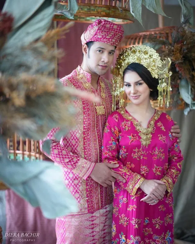 10 Foto Artis Prewedding dengan Riasan Adat Sumatera. Nggak Kalah dari Ammar Zoni dan Irish Bella! 14