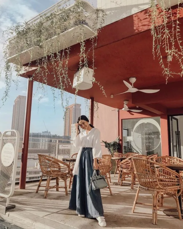 8 Pose Ala Selebgram ini Bisa Ditiru Biar Foto OOTD Nggak Lagi Kaku. Yuk Praktik Sama Fotografermu! 12