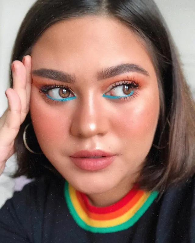 10+ Inspirasi Make-up Kilau 'Pelangi' ala Sarah Ayu. Warna-warni Meriahnya Bikin Silau! 17