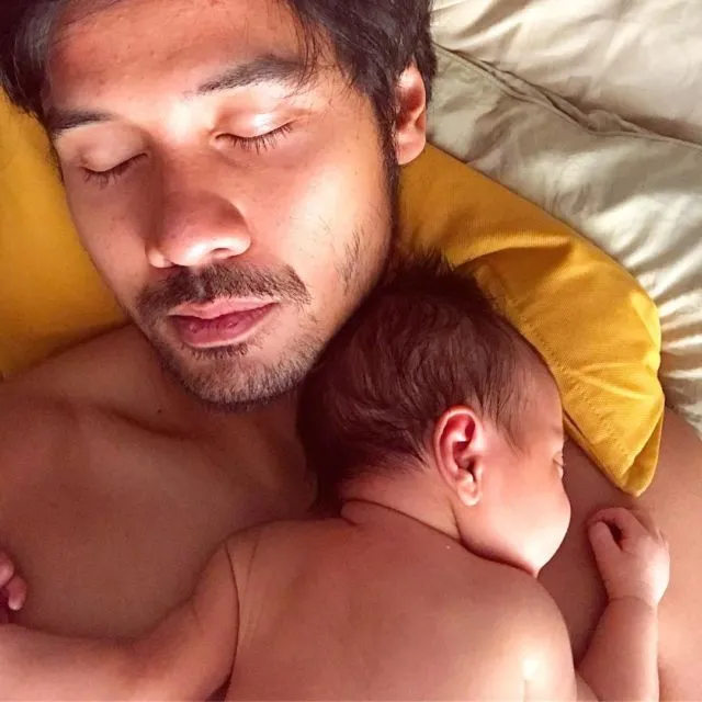 Hamish 'Hot Daddy' Gendong Baby Zalina Bikin Salfok! Ini 10+ Potret Papa Seleb Lain yang Momong Anak Juga! 21