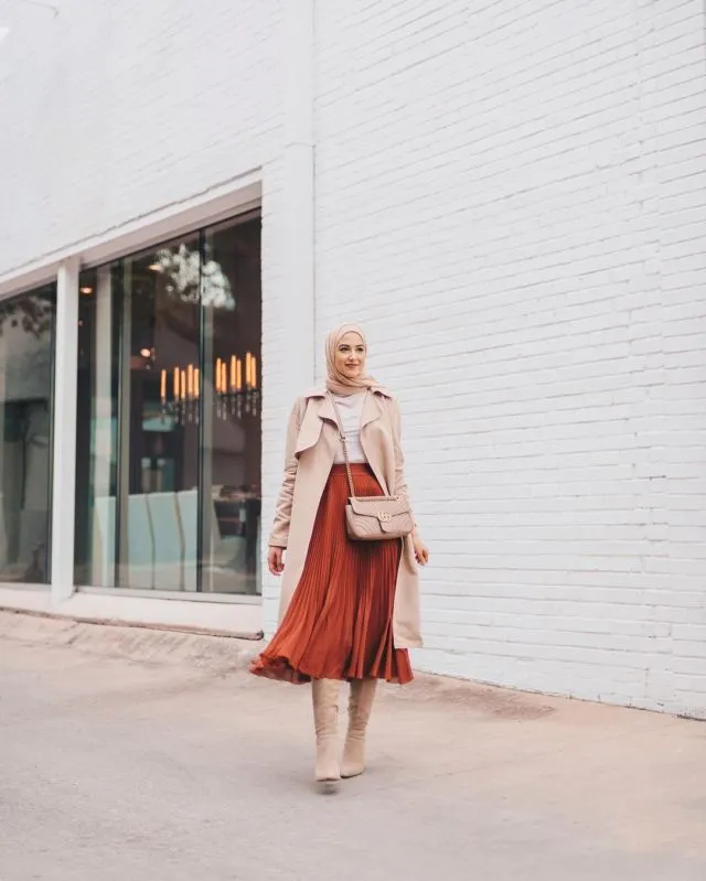 10 Inspirasi Hijab Nuansa Netral Ala Leena Asad, Lifestyle Blogger Palestina-Amerika yang Gayanya Super Elegan 20