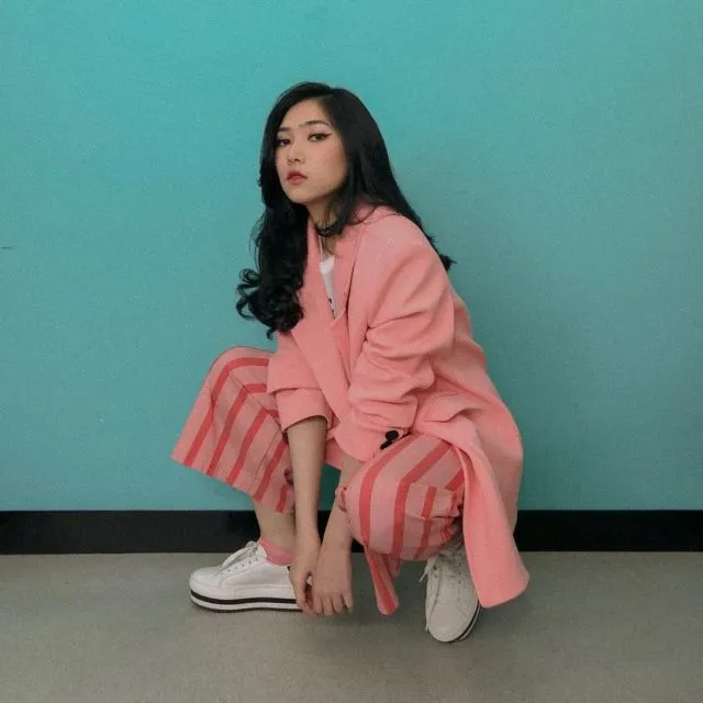 8 Busana Serba Merah Muda Ala Artis yang Cantiknya Kebangetan. Bisa Disontek Buat Kencan Sama Geng atau Pasangan 16