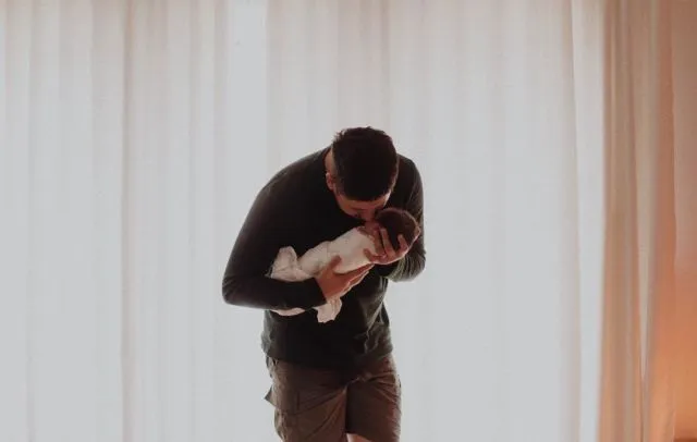 Hamish 'Hot Daddy' Gendong Baby Zalina Bikin Salfok! Ini 10+ Potret Papa Seleb Lain yang Momong Anak Juga! 18