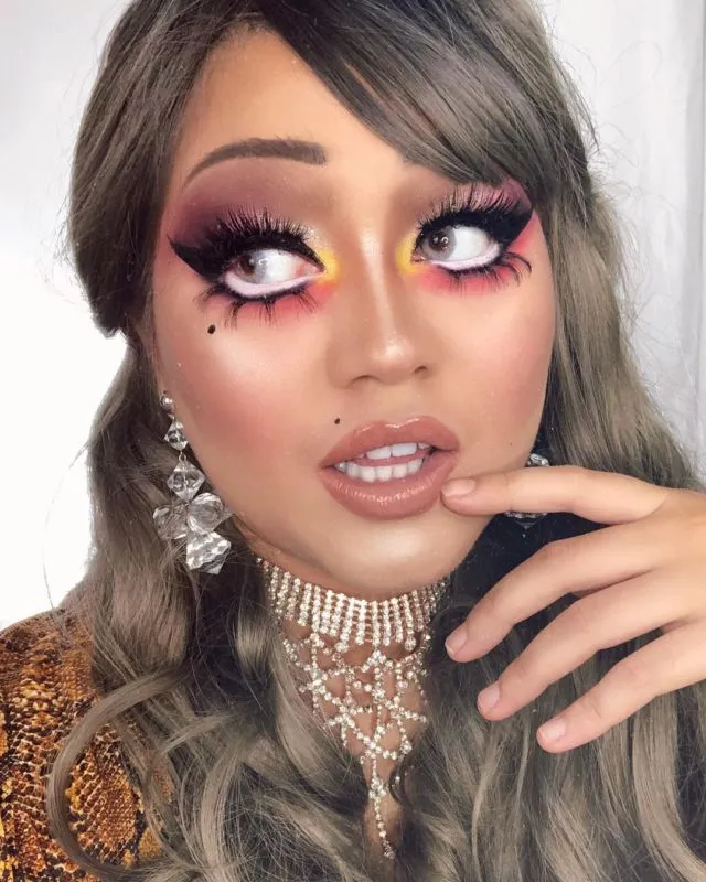 10+ Inspirasi Make-up Kilau 'Pelangi' ala Sarah Ayu. Warna-warni Meriahnya Bikin Silau! 15