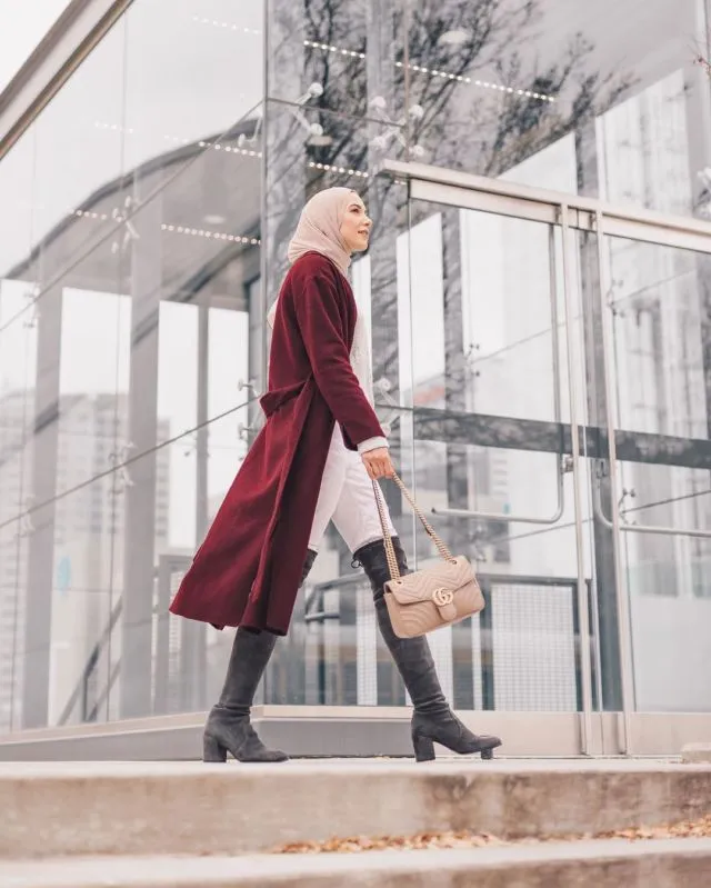 10 Inspirasi Hijab Nuansa Netral Ala Leena Asad, Lifestyle Blogger Palestina-Amerika yang Gayanya Super Elegan 18
