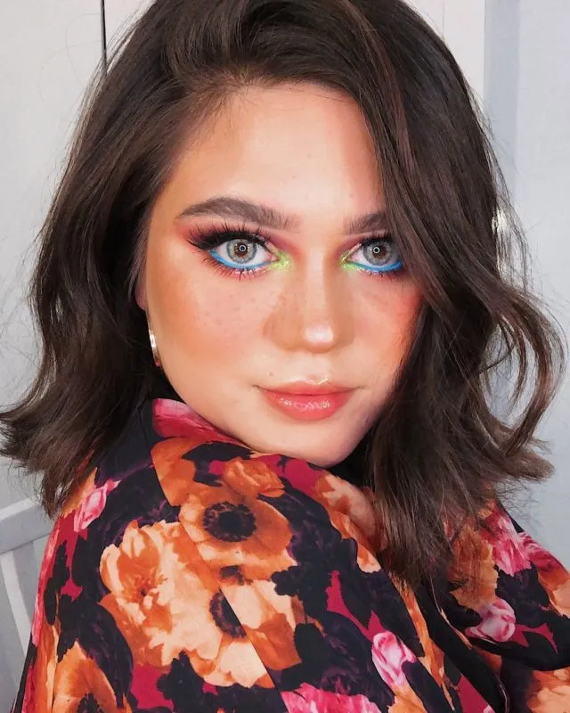 10+ Inspirasi Make-up Kilau 'Pelangi' ala Sarah Ayu. Warna-warni Meriahnya Bikin Silau! 12