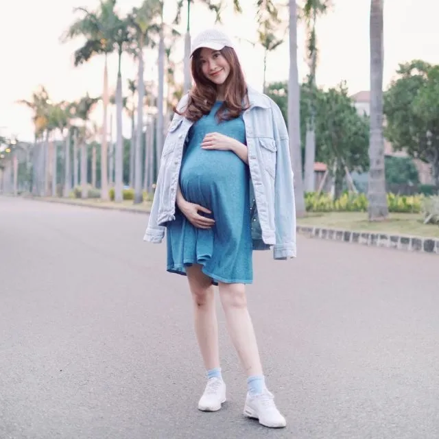 11 Outfit Hamil Kembar Selebgram Jess Yamada Ini Super Cantik. Bikin Nggak Bosan Melirik~ 19