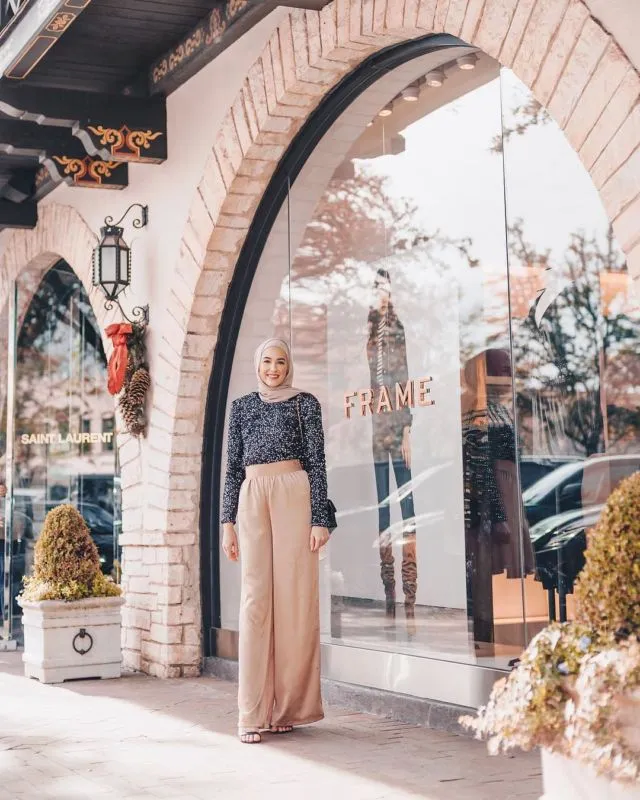 10 Inspirasi Hijab Nuansa Netral Ala Leena Asad, Lifestyle Blogger Palestina-Amerika yang Gayanya Super Elegan 17
