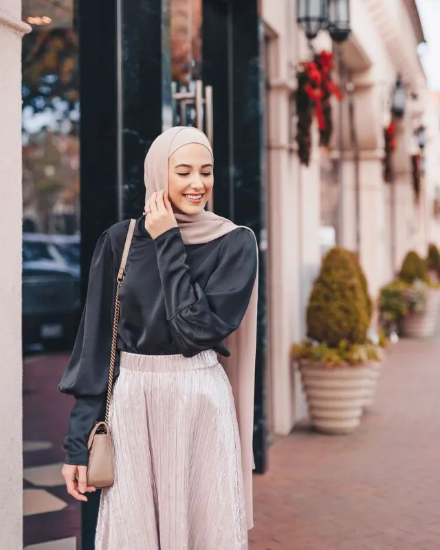 10 Inspirasi Hijab Nuansa Netral Ala Leena Asad, Lifestyle Blogger Palestina-Amerika yang Gayanya Super Elegan 16