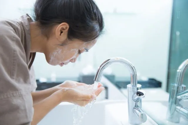 8 Kesalahan Cuci Muka ini Bukannya Bikin Bersih, Tapi Malah Jerawatan 12 kesalahan cuci muka