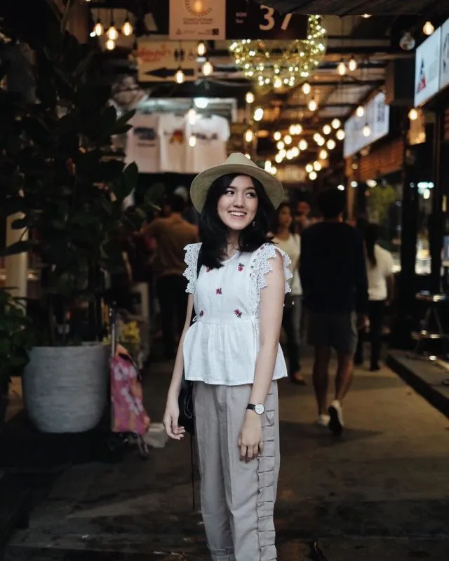 Sontekan 15 Padu Padan Busana Ciamik Ala Ify Alyssa. Nggak Pernah Takut Buat Tumpuk Motif dan Warna 17