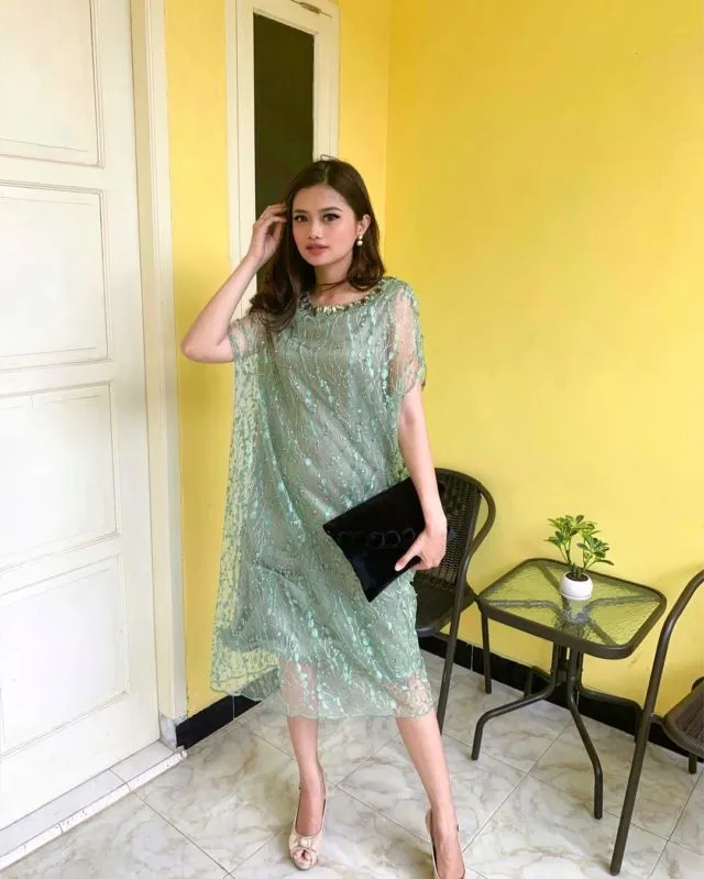10 Inspirasi Model Baju Bukan Kebaya dari Kain Tule 14