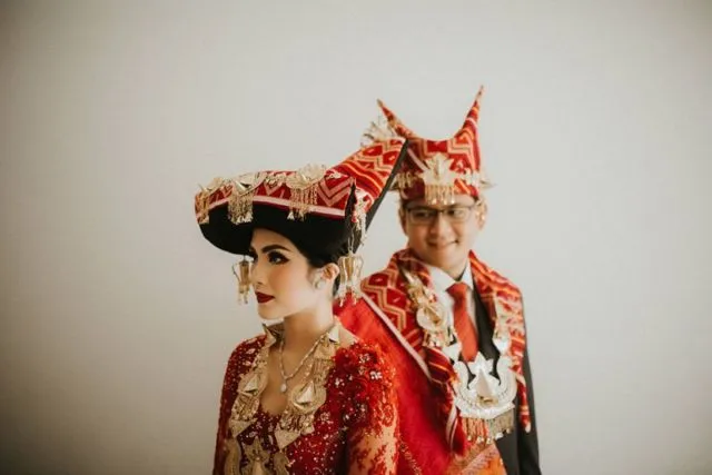 10 Potret Memukau Pengantin dari Pulau Sumatera. Pandangan Tak Bisa Beralih dari Indahnya Mahkota Mereka! 14