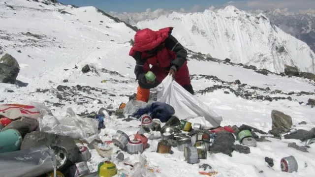 8 Potret Miris Gunung Everest yang Dipenuhi Sampah. Saking Parahnya, Salah Satu Base Camp Ditutup 14