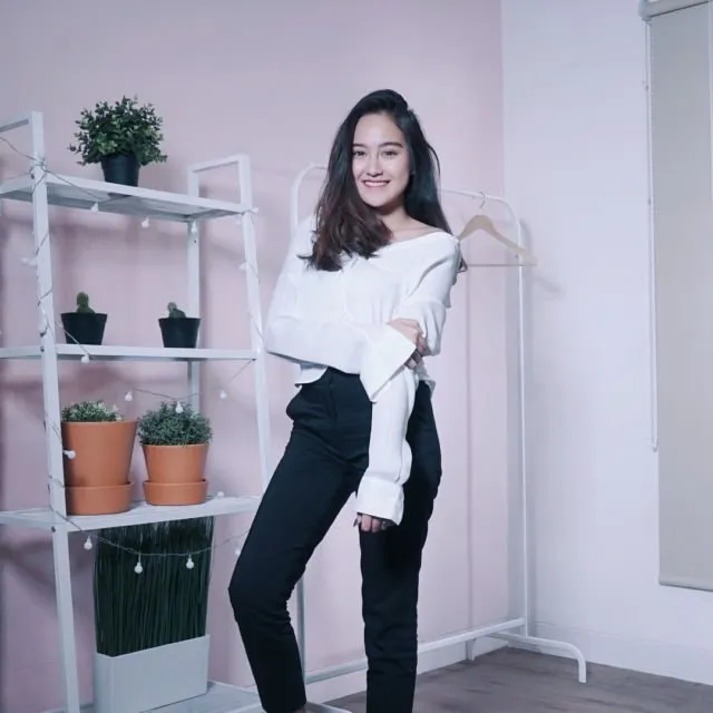 10 Ide Atasan Off Shoulder ala Selebgram yang Kecenya Kebangetan. Bikin Wajah Jadi Lebih Tirus Lo~ 12