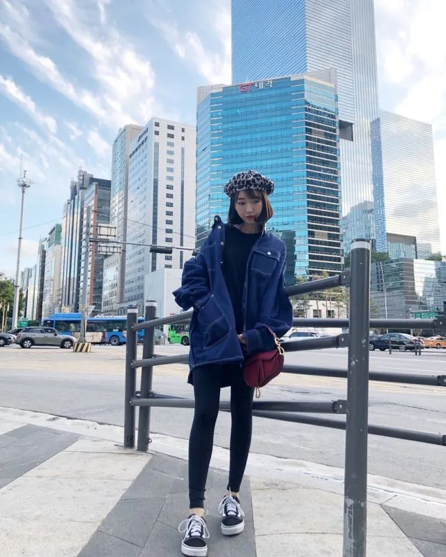 Inilah 12 Cara Padu Padan Baju Saat Pakai Sneakers Hitam Ala Sunny Dahye. Gaya Kasualnya Menawan Hati 22