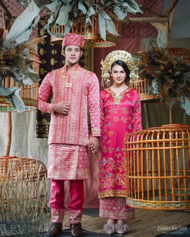 10 Foto Artis Prewedding dengan Riasan Adat Sumatera. Nggak Kalah dari Ammar Zoni dan Irish Bella! 11