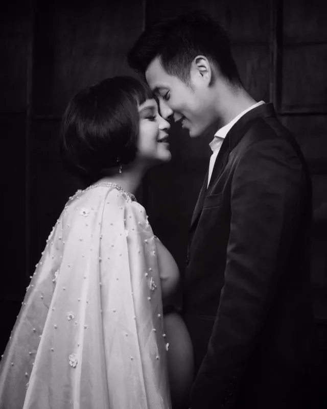 Intip Cantiknya Pose Kehamilan Raisa dalam Konsep Hitam Putih! 10 Ide Foto Serupa Ala Artis Ini Pun Layak Coba 13