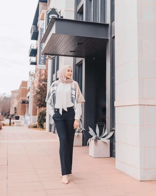 10 Inspirasi Hijab Nuansa Netral Ala Leena Asad, Lifestyle Blogger Palestina-Amerika yang Gayanya Super Elegan 14