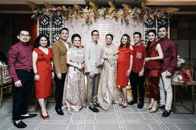 Inilah 9 Potret Cantik Busana dan Make-up Yuanita Christiani Saat Upacara Sangjit. Anggun Banget ya! 17