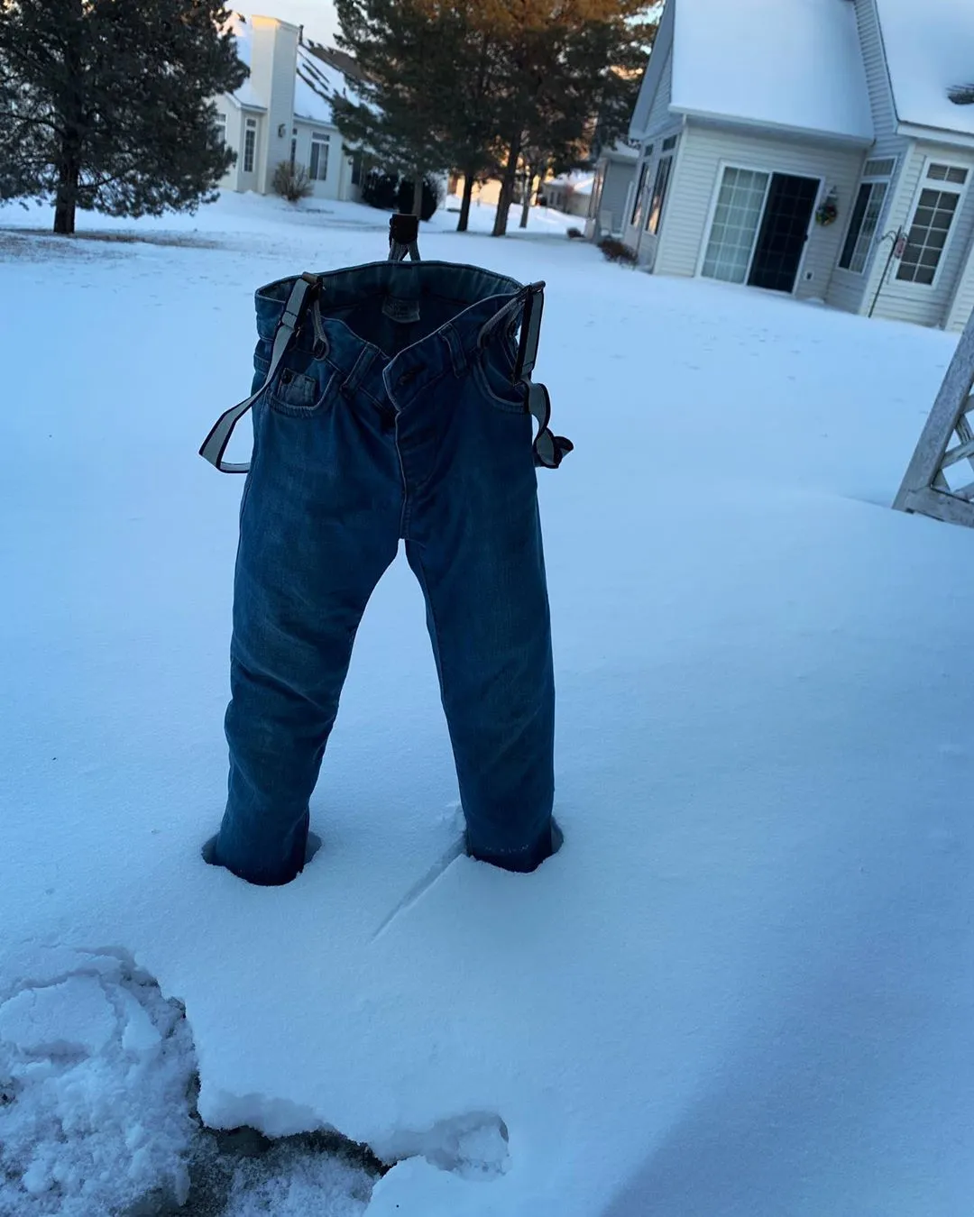 10 Potret Celana Jin Beku ini Sukses Ramaikan #FrozenPants Challenge. Saking Dinginnya Cuaca! 16