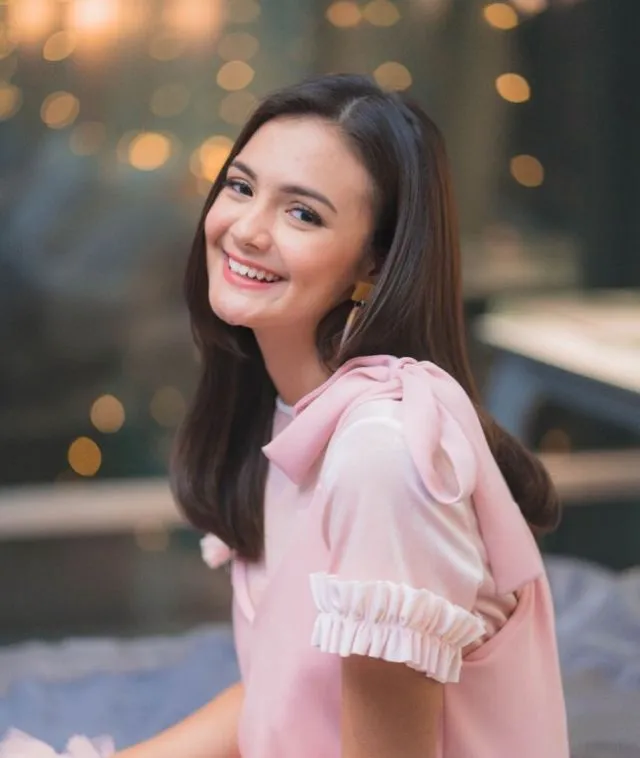 8 Busana Serba Merah Muda Ala Artis yang Cantiknya Kebangetan. Bisa Disontek Buat Kencan Sama Geng atau Pasangan 13