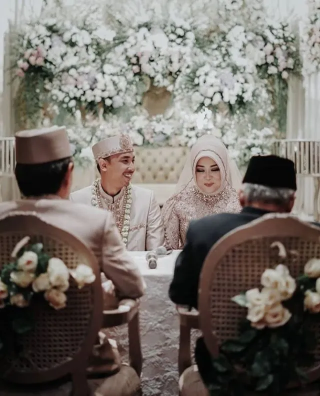 Berkonsep 'Misterius', Ini 8 Potret Perjalanan Pre-Wedding hingga Pernikahan Risa Saraswati dan Dimas Tri Aditiyo 14