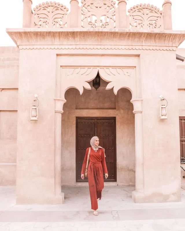 10 Inspirasi Hijab Nuansa Netral Ala Leena Asad, Lifestyle Blogger Palestina-Amerika yang Gayanya Super Elegan 15