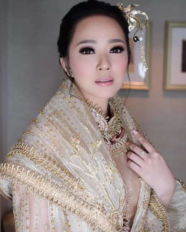 Inilah 9 Potret Cantik Busana dan Make-up Yuanita Christiani Saat Upacara Sangjit. Anggun Banget ya! 10