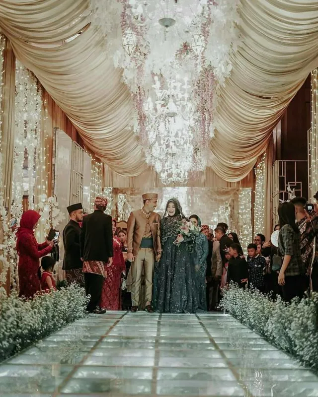 Berkonsep 'Misterius', Ini 8 Potret Perjalanan Pre-Wedding hingga Pernikahan Risa Saraswati dan Dimas Tri Aditiyo 16