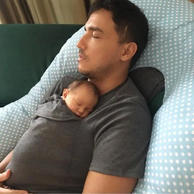 Hamish 'Hot Daddy' Gendong Baby Zalina Bikin Salfok! Ini 10+ Potret Papa Seleb Lain yang Momong Anak Juga! 16